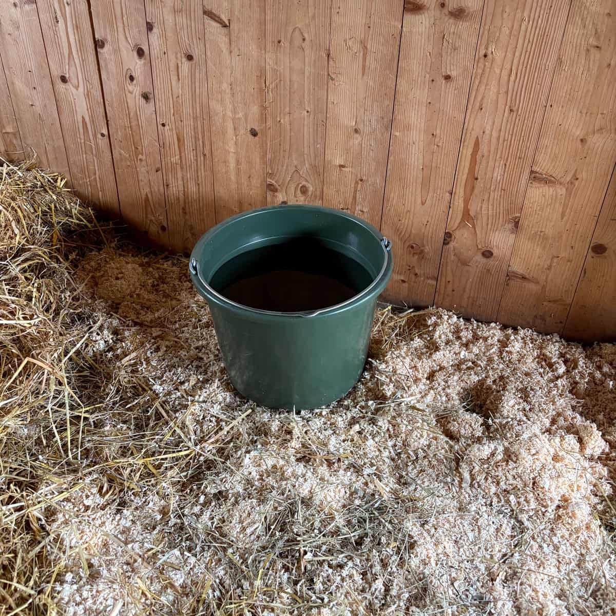 Spand med metalhåndtag 20 l