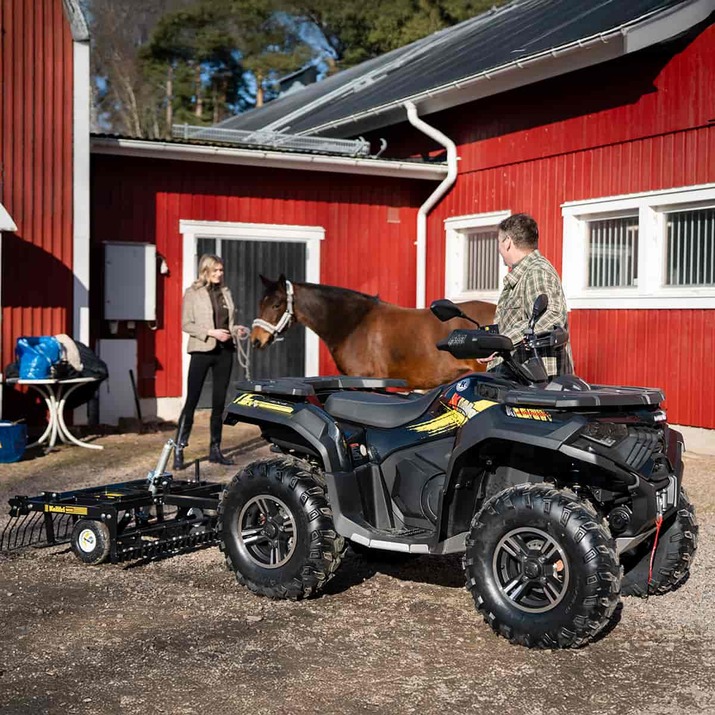 Gårdharve til ATV med justerbart chassi og træk/kuglekobling