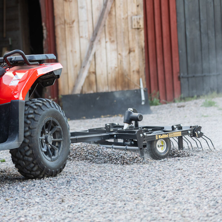 Gårdharve til ATV med justerbart chassi og træk/kuglekobling