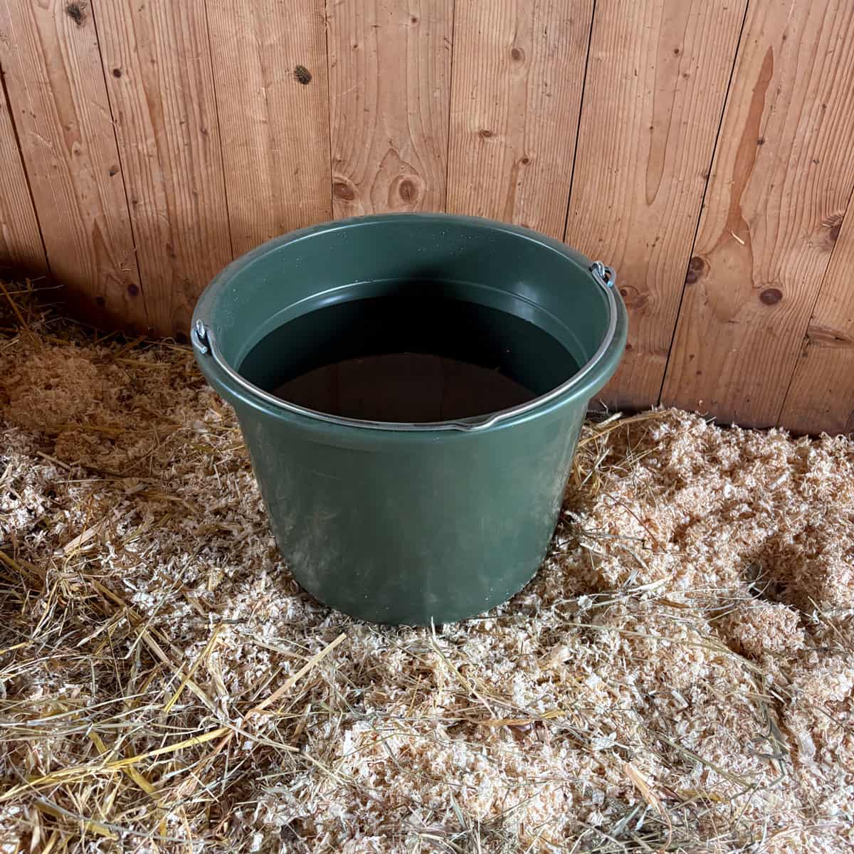 Spand med metalhåndtag 20 l