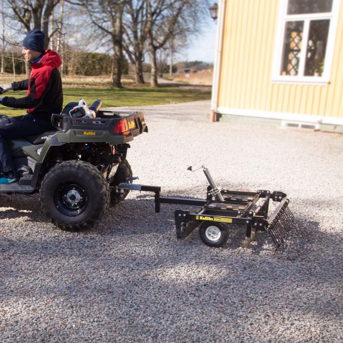 Gårdharve til ATV med justerbart chassi og træk/kuglekobling