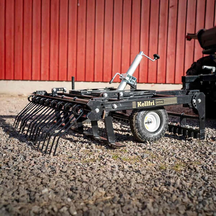 Gårdharve til ATV med justerbart chassi og træk/kuglekobling