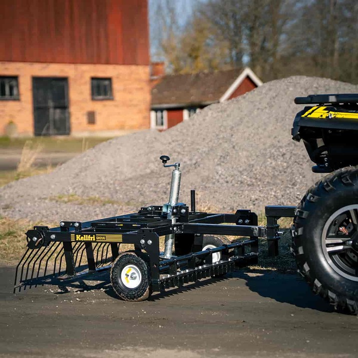 Gårdharve til ATV med justerbart chassi og træk/kuglekobling