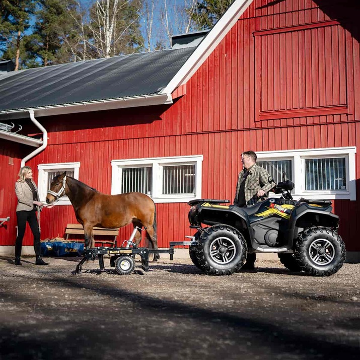 Gårdharve til ATV med justerbart chassi og træk/kuglekobling