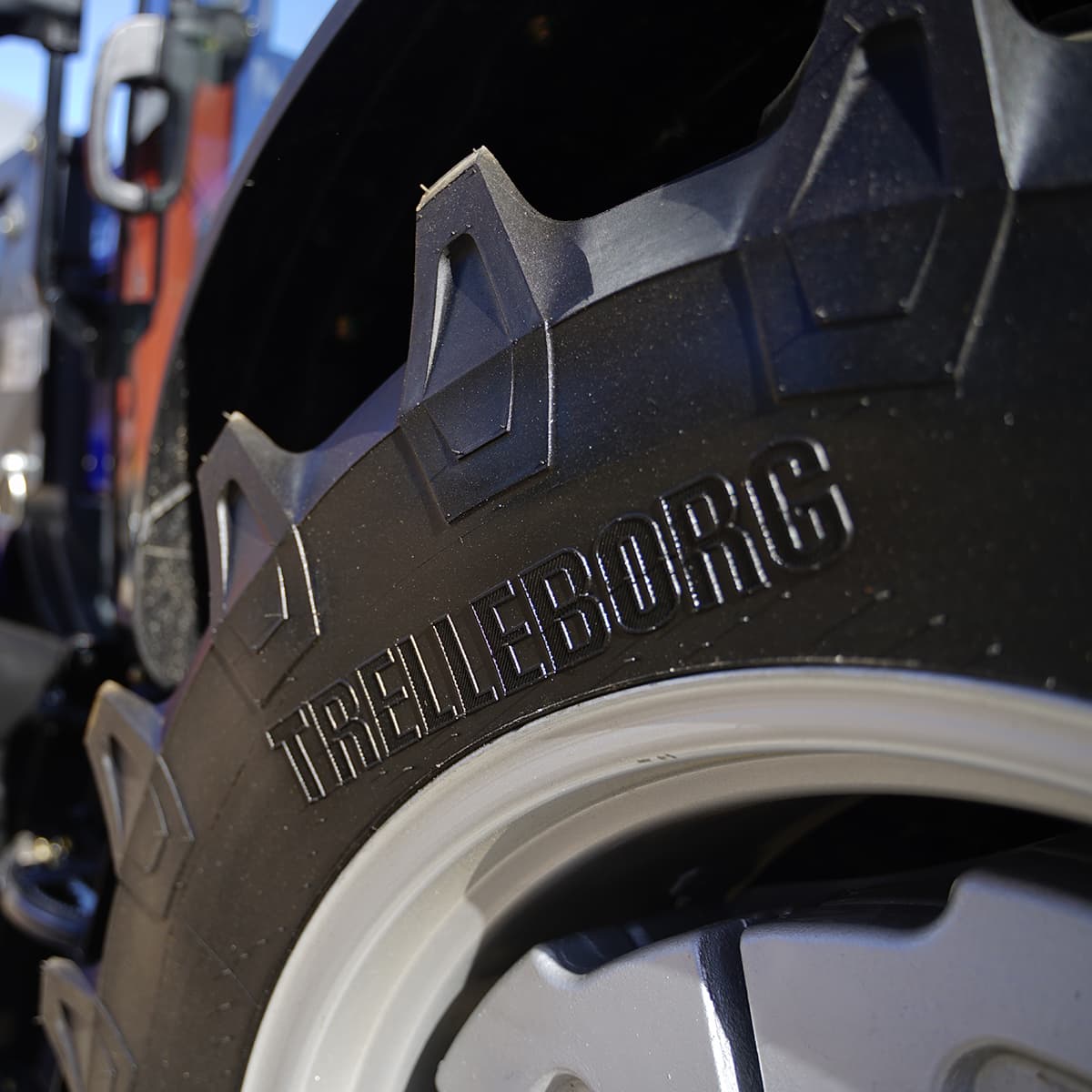 Traktor Lovol 50 hk 4WD med frontlæsser, Stage V