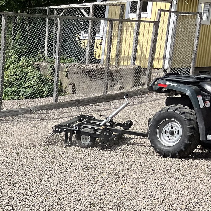 Gårdharve til ATV med justerbart chassi og træk/kuglekobling