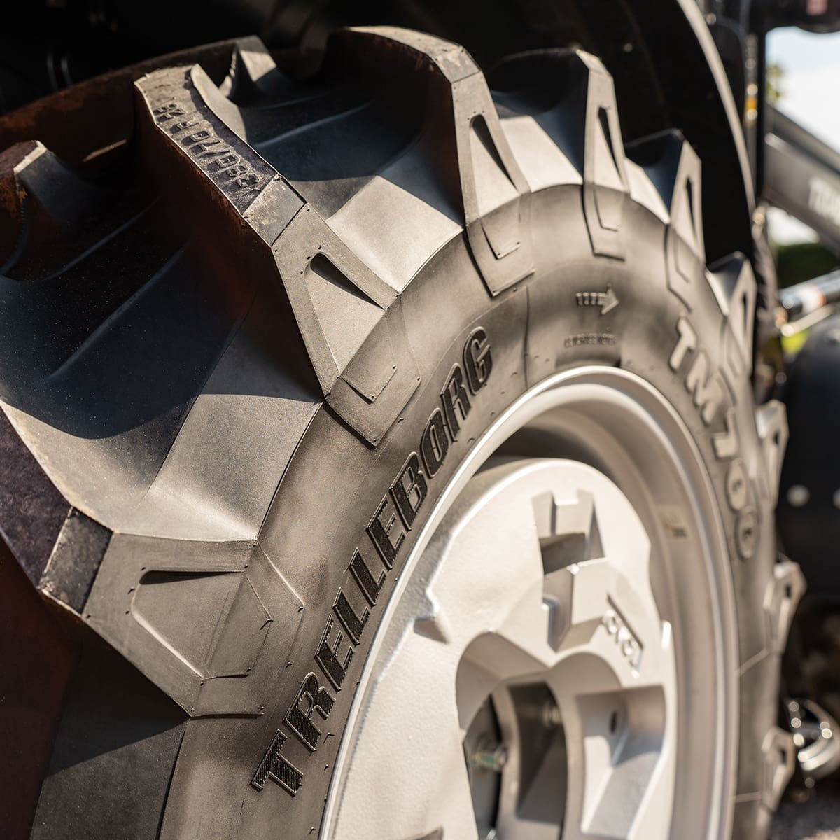 Traktor Lovol 55 hk PRO 4WD med frontlæsser, Stage V
