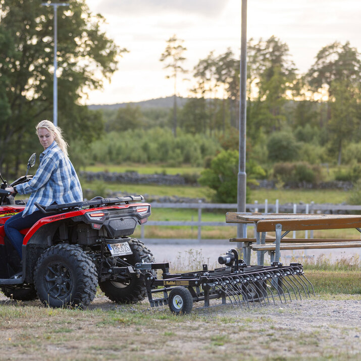 Gårdharve til ATV med justerbart chassi og træk/kuglekobling