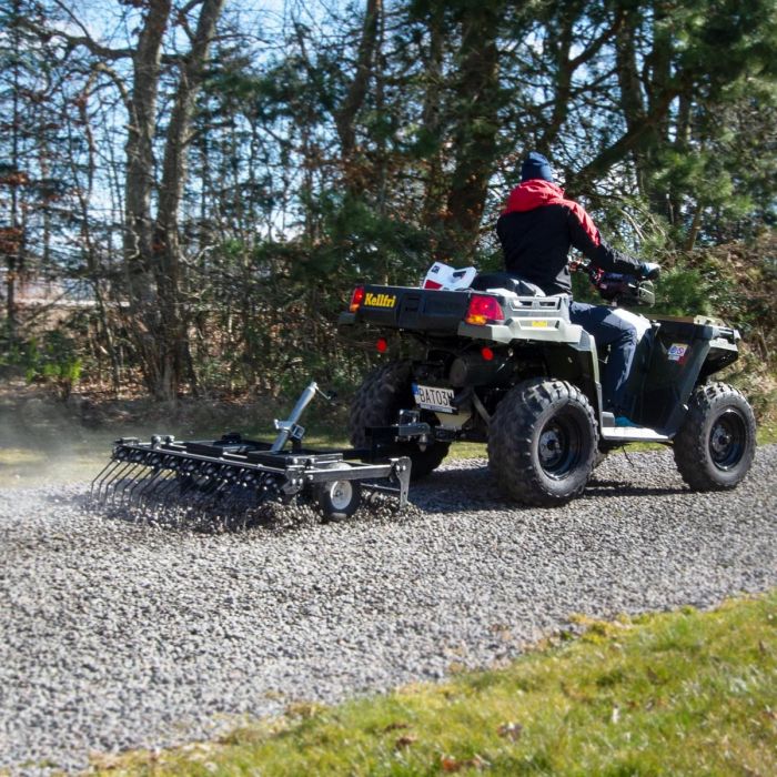 Gårdharve til ATV med justerbart chassi og træk/kuglekobling