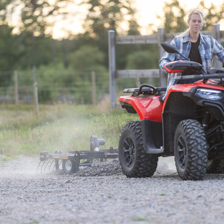 Gårdharve til ATV med justerbart chassi og træk/kuglekobling