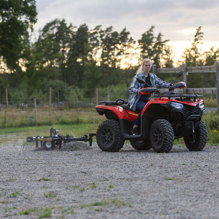 Gårdharve til ATV med justerbart chassi og træk/kuglekobling