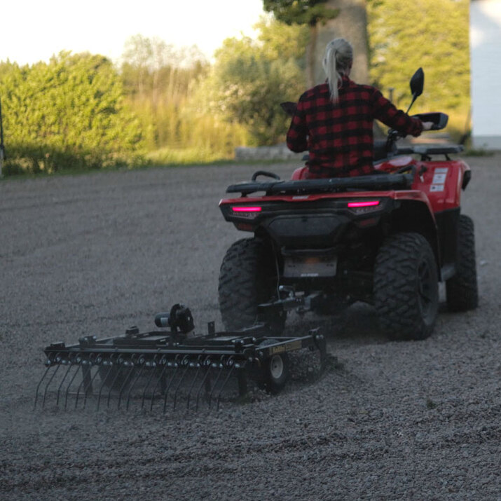Gårdharve til ATV med justerbart chassi og træk/kuglekobling