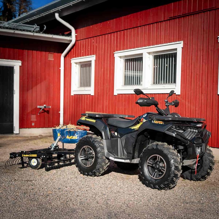 Gårdharve til ATV med justerbart chassi og træk/kuglekobling