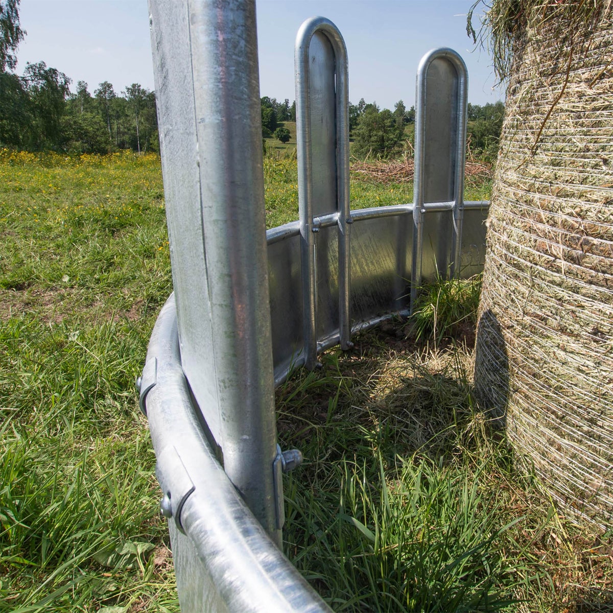 Foderhæk med dækkede kirkestole, til heste,12 pladser