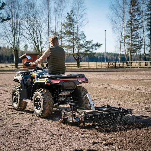 Gårdharve til ATV med justerbart chassi og træk/kuglekobling