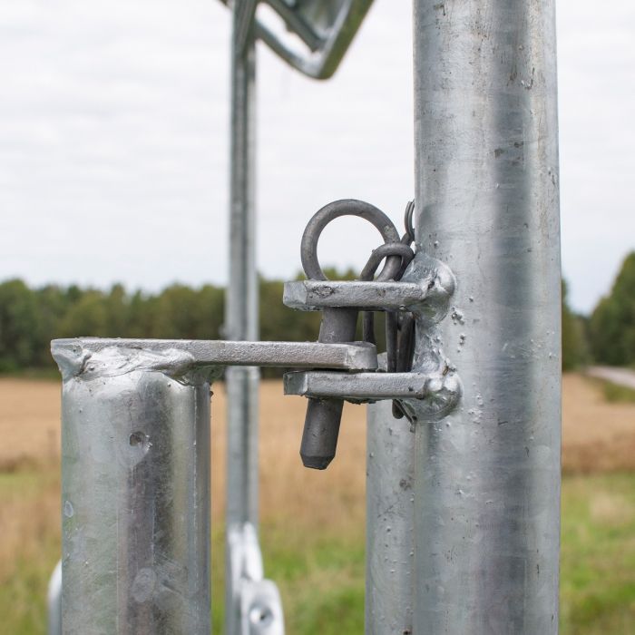 Foderhæk med tag og dækkede kirkestole til heste