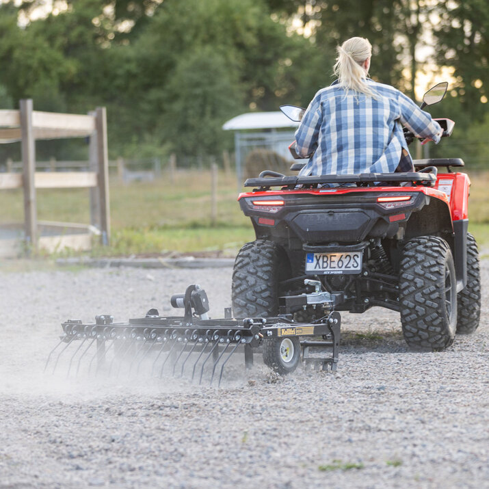 Gårdharve til ATV med justerbart chassi og træk/kuglekobling