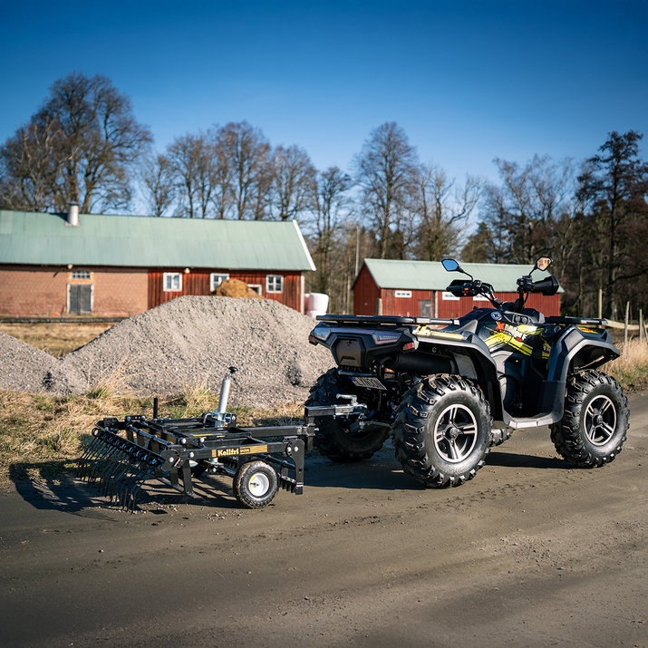 Gårdharve til ATV med justerbart chassi og træk/kuglekobling