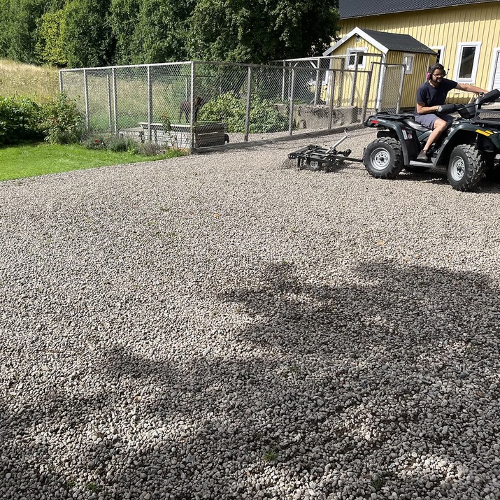 Gårdharve til ATV med justerbart chassi og træk/kuglekobling