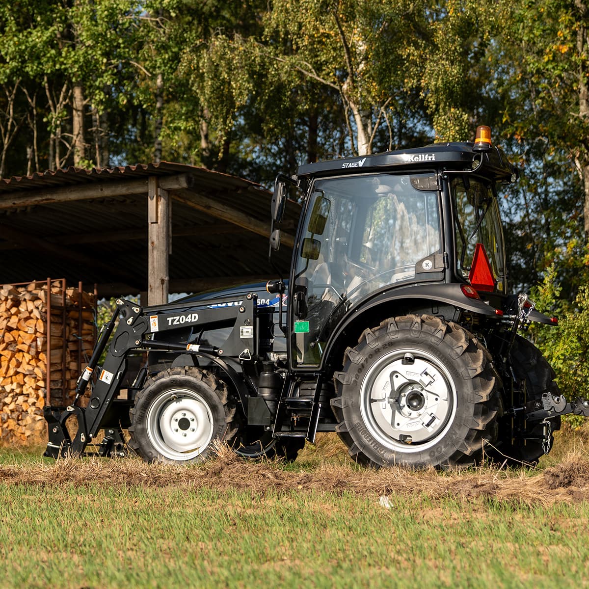 Traktor Lovol 55 hk PRO 4WD med frontlæsser, Stage V