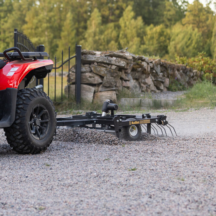 Gårdharve til ATV med justerbart chassi og træk/kuglekobling