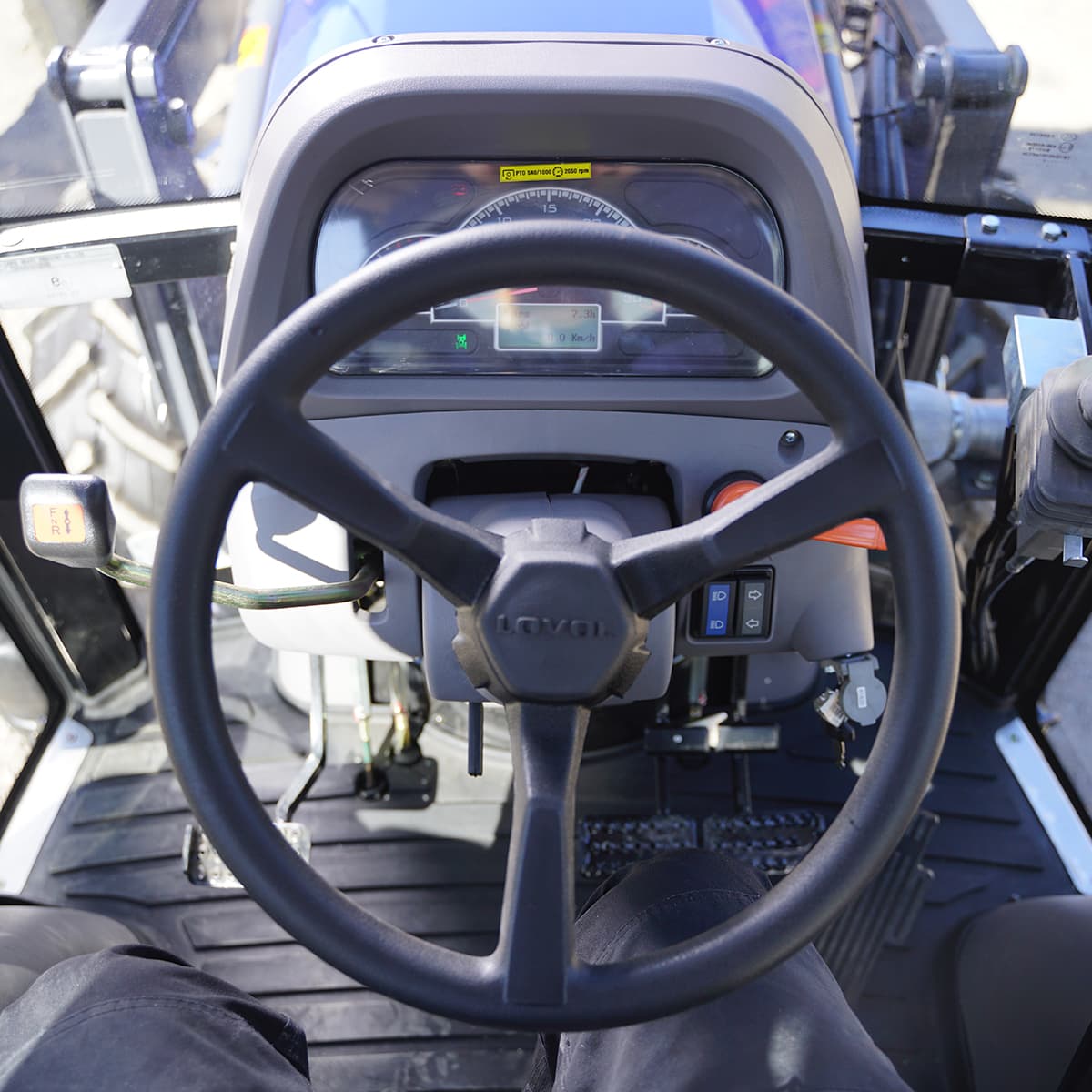 Traktor Lovol 50 hk 4WD med frontlæsser, Stage V