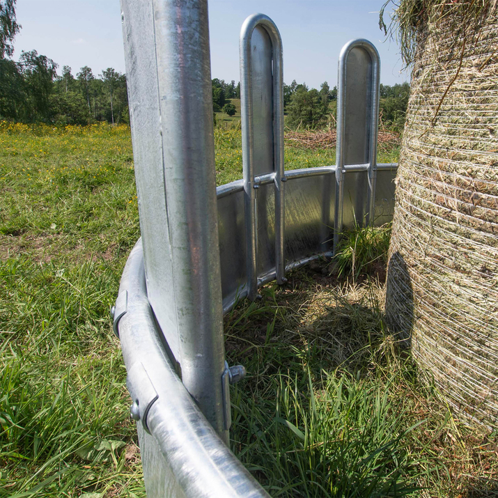 Foderhæk med dækkede kirkestole, til heste,12 pladser