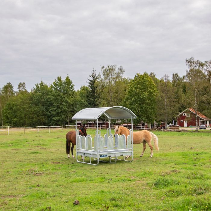 Foderhæk med tag og dækkede kirkestole til heste