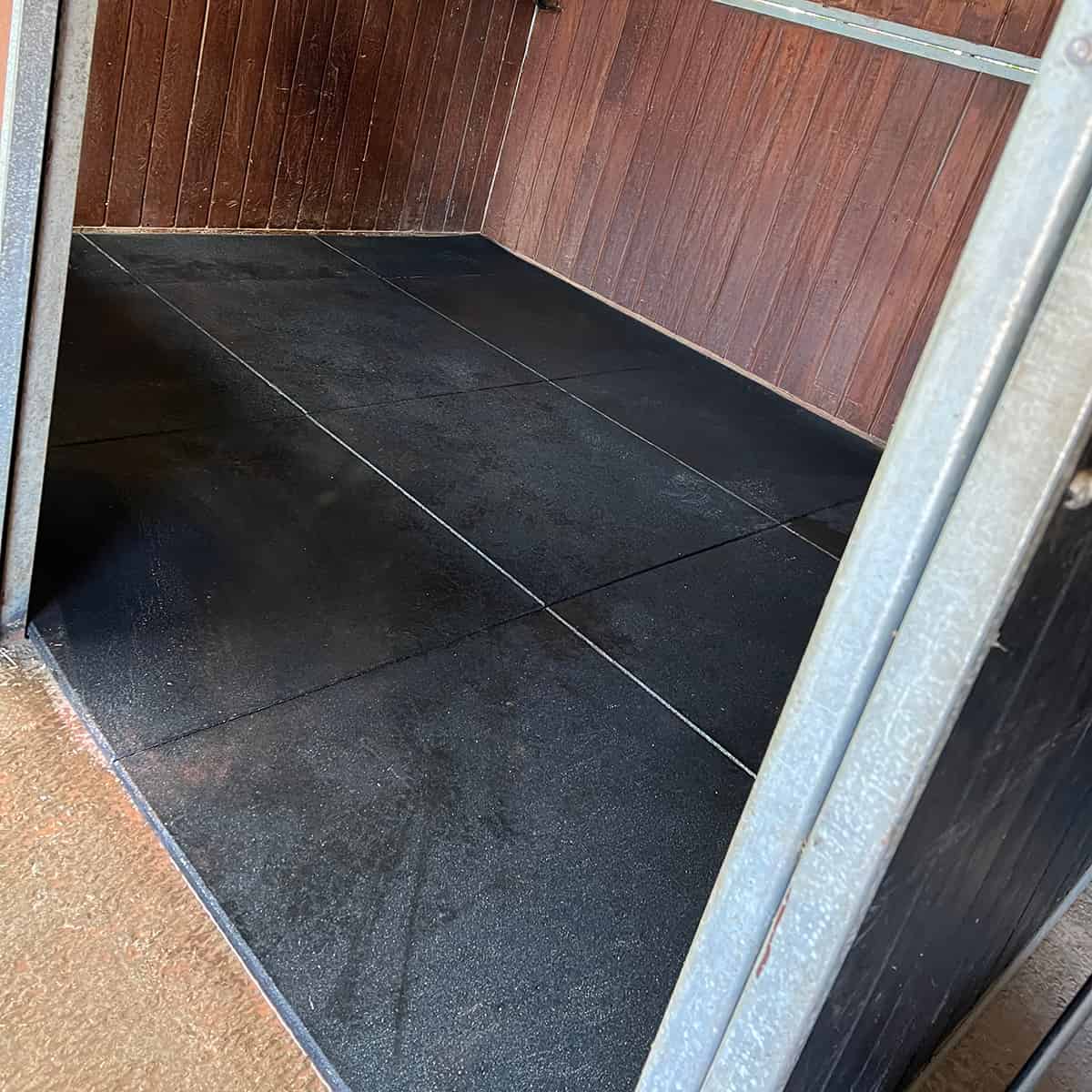 Staldmåtte 20 mm, 1 x 1 m, pakke til hesteboks 3,5 x 3,5 meter